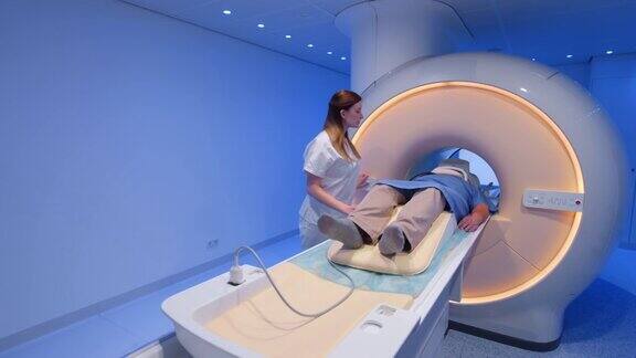 护士在病人进入核磁共振扫描仪前做好准备