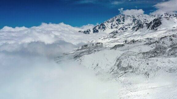 雪山屹立在云海之上