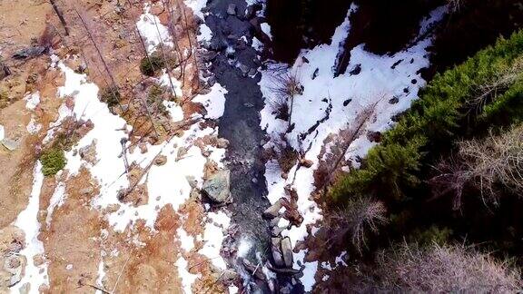 空中飞行飞越黄山河溪和森林秋季的建立秋冬户外雪野自然景观4k无人机俯视图直接向下视角建立拍摄