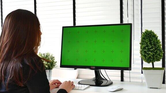 女商人使用电脑绿屏色度键