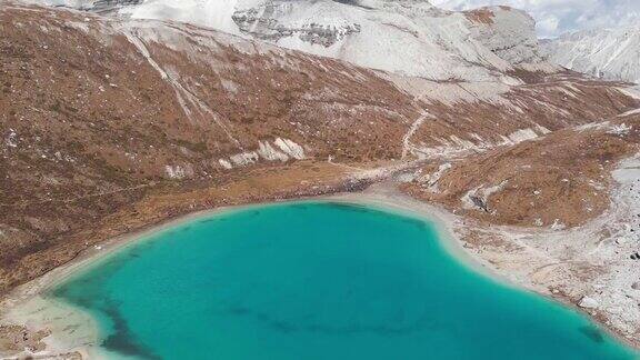 4k鸟瞰图和倾斜的牛奶湖自然保护区在国家公园中国