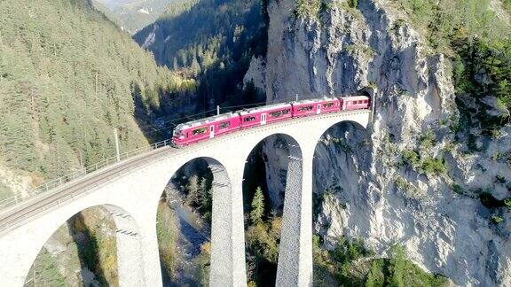 瑞士berninapass冰川快车上的Landwasser高架隧道