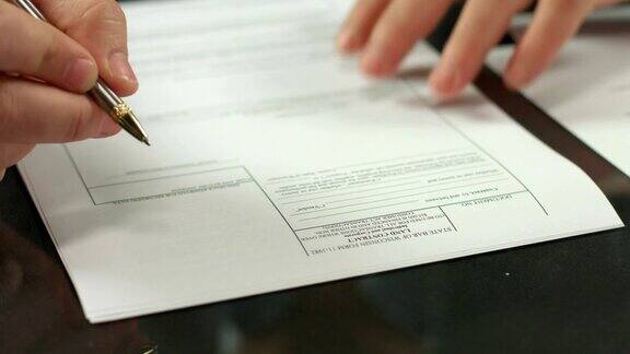 男性手签合同页工作与官方文件