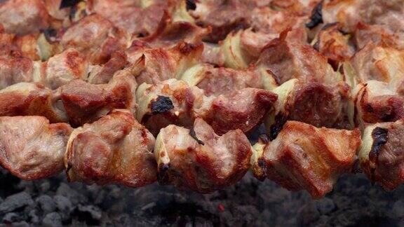 烧烤特写肉在火上烤着猪肉是腌制过的羊肉串美味的食物