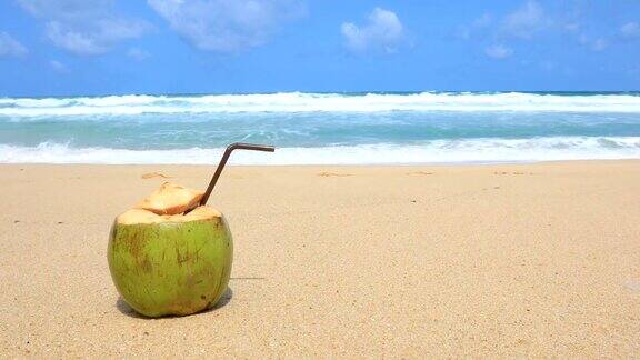 美味新鲜的泰国椰子鸡尾酒在热带海滩的背景普吉岛泰国4k