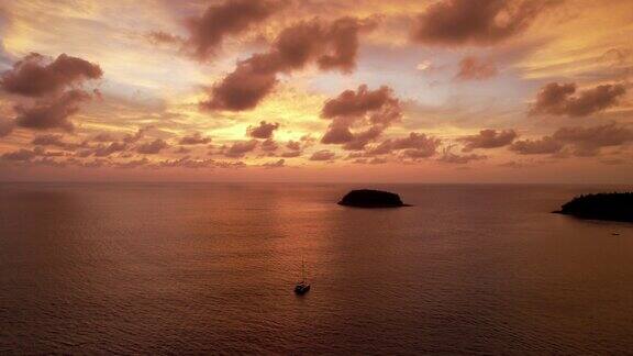 日落时分的豪华游艇可以看到岛上的景色