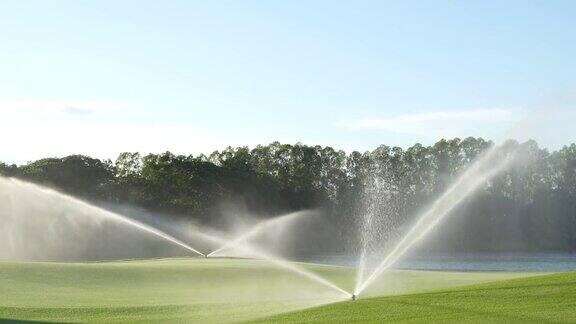 高压洒水器在高尔夫球场草坪上喷水旋转均匀洒水