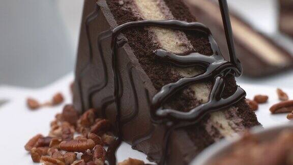 把巧克力倒在蛋糕上