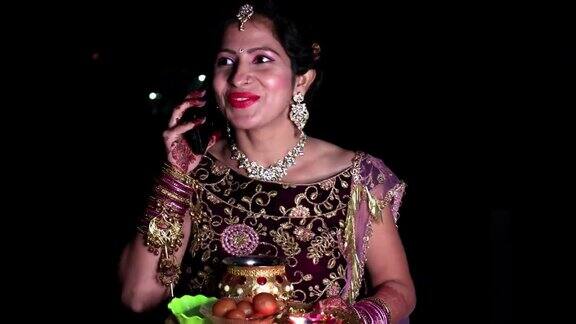 传统的印度妇女在KarwaChauth节上用手机聊天