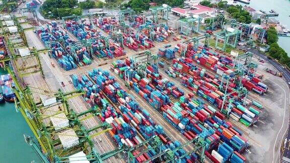 新加坡工业港堆积的集装箱