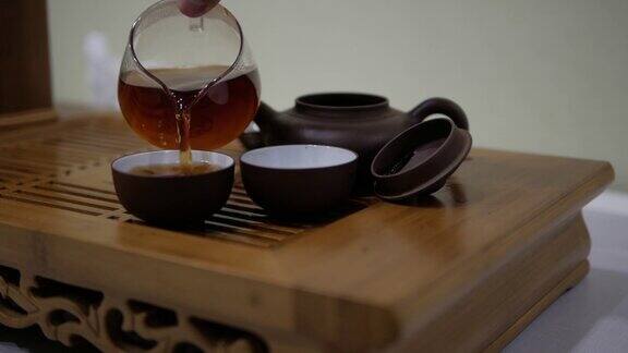 我把茶倒进碗里中国茶道