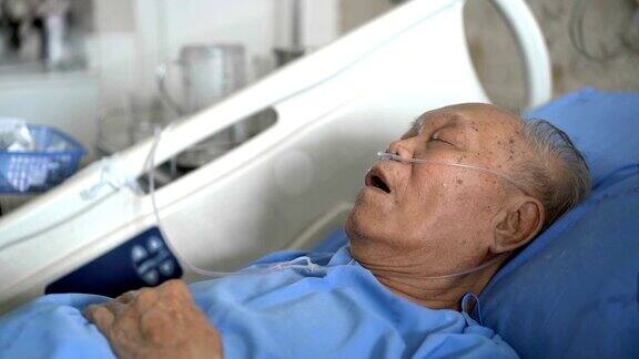 侧视图灰白头发的老年男性病人正在医院睡觉