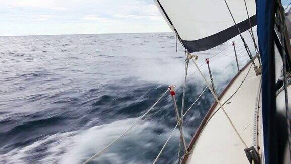 HD:乘着帆船在风中航行
