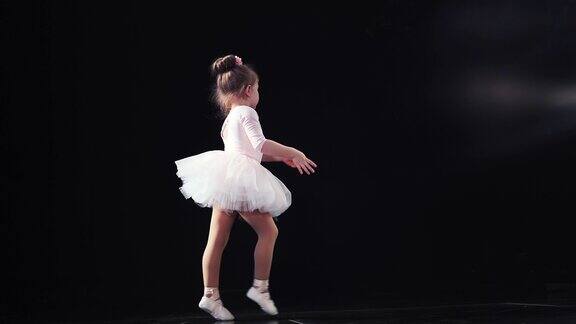 小女孩在台上表演芭蕾舞