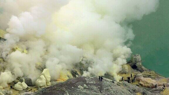 卡瓦伊真火山口湖和有毒的硫磺烟雾