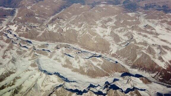 从飞机上鸟瞰五颜六色的山与雪