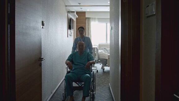 护士用轮椅从病房带病人进入健康测试的实时视频