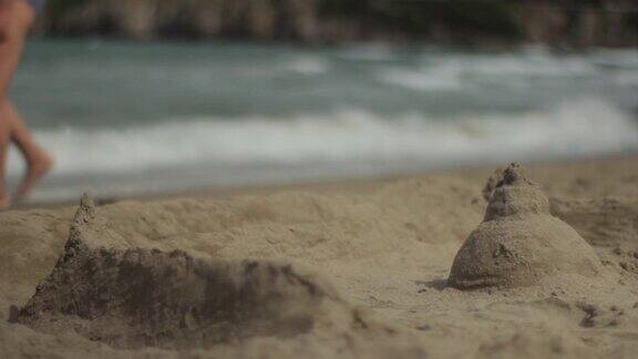 海岸海景沙滩上的沙堡