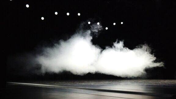 空舞台上的烟雾
