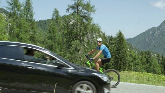 快乐的人骑着自行车吹着口哨骑在风景如画的山上