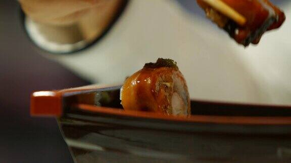 寿司卷放在深色盘子里