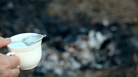 传统的方法是用煤煮土耳其咖啡