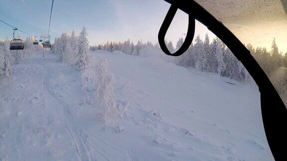 滑雪板移动到山上的缆车
