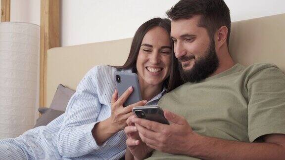 夫妻在床上玩手机