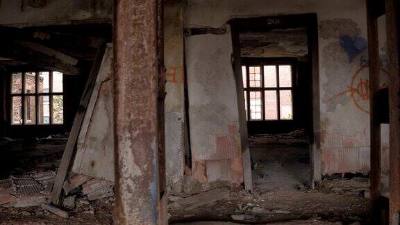特写:探索在鬼城的大废弃酒店的腐朽黑暗的房间