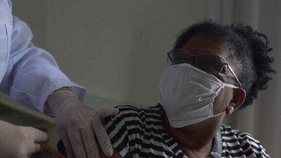 年长妇女正在接种疫苗-戴口罩