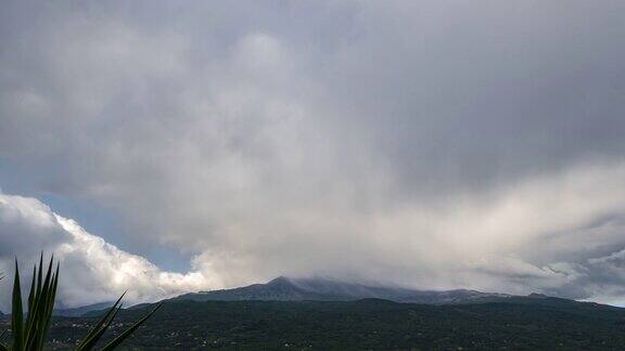 意大利西西里岛埃特纳火山上空的雨云