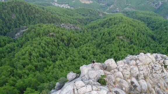 旅行者背包看山顶鸟瞰图