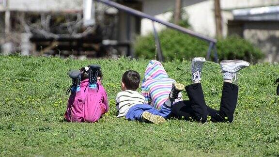 孩子们躺在草地上