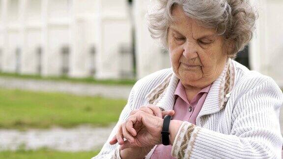 上了年纪的女人在看腕带上的健身追踪器