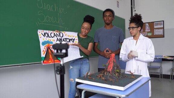 学生在教室里做一个关于火山的在线演示