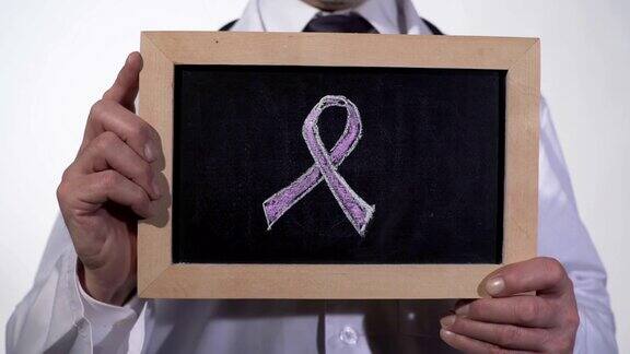 在医生手中的黑板上画有乳腺癌意识粉色丝带标志