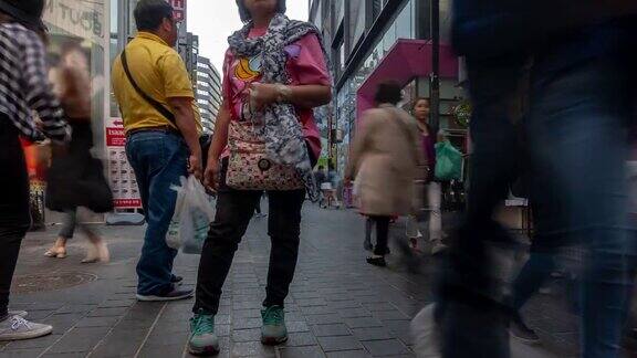 延时拍摄:韩国首尔明洞市中心购物街的行人