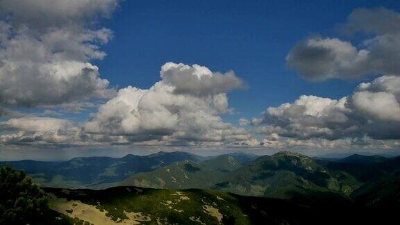 喀尔巴阡山脉的绿色山丘和云的阴影在时间上流逝
