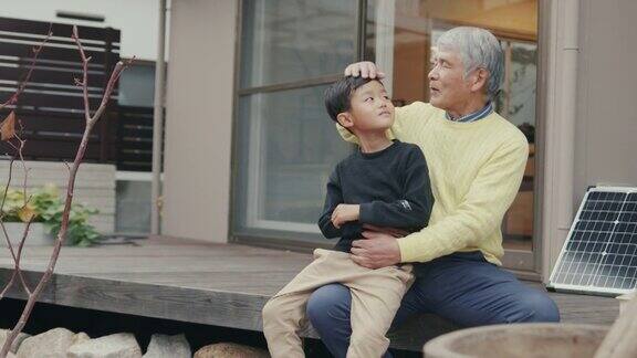 爷爷给他的孙子otoshidama为新年