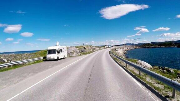 在挪威的一条路上驾驶汽车大西洋路或大西洋路(Atlanterhavsveien)被授予(挪威世纪建设)的称号
