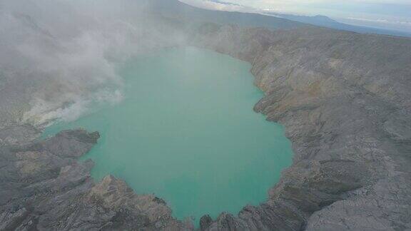 鸟瞰图电影火山酸性绿松石湖在火山口烟雾著名的旅游胜地