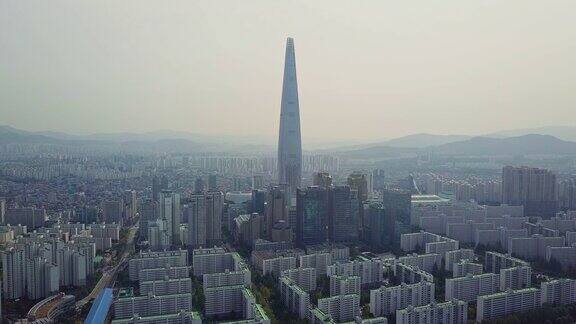 交通鸟瞰图的汽车驾驶在横跨汉江进入乐天世界大厦在首尔市韩国