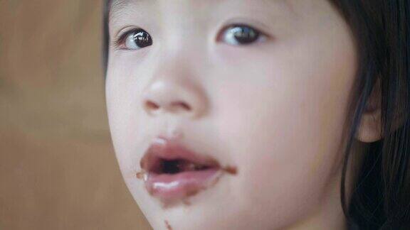 嘴巴上的小女孩正在吃冰淇淋