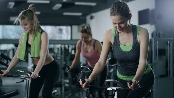 几位年轻女性在健身自行车上锻炼