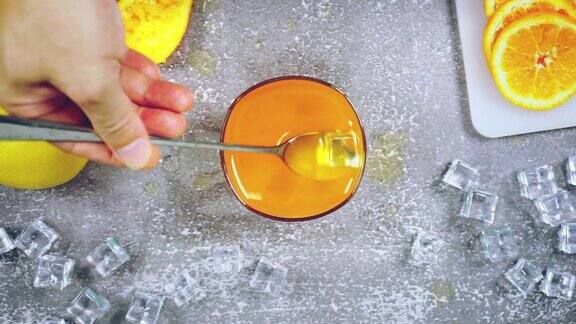 俯视图膝冰橙汁杯附近切片新鲜橙冰在桌上