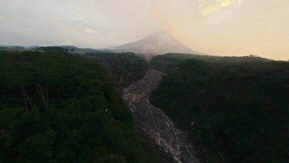 鸟瞰图热带森林峡谷与冻结的火山熔岩和烟雾喷发活火山天空