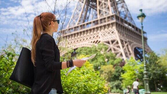 站在巴黎战神广场的花园里望着埃菲尔铁塔