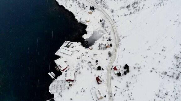 冬天挪威罗浮敦群岛海岸线上的渔村公路上有雪