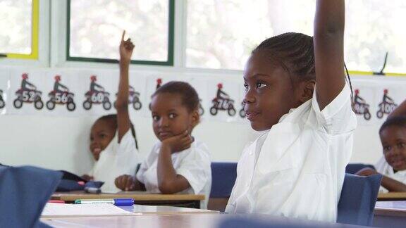 小学课堂上一个女生举手