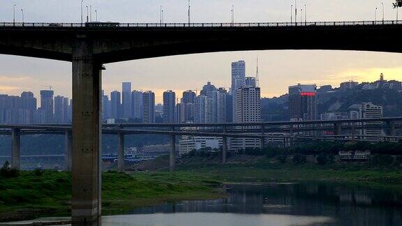 大桥交通日落中国重庆的摩天大楼